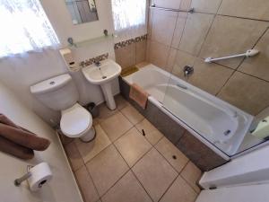 Ένα μπάνιο στο Two bedroom on Trotter +10 φωτογραφίες