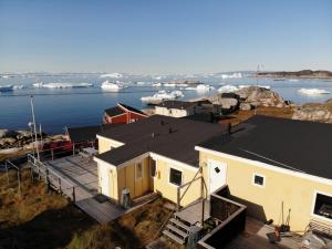 - une vue aérienne sur une maison avec un quai dans l'établissement Grand seaview vacation house, Ilulissat, à Ilulissat