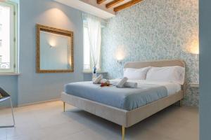 ein Schlafzimmer mit einem großen Bett und einem Spiegel in der Unterkunft GLAM PARMA in Parma