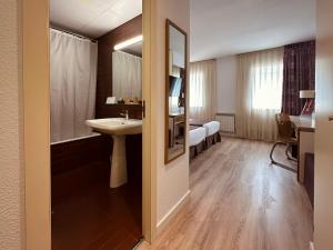 Postel nebo postele na pokoji v ubytování Andorra Palace