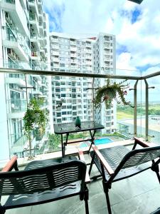 een balkon met een tafel en een bank op een gebouw bij Moon homestay, apartment Hue in Hue
