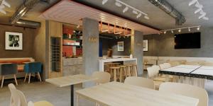 Un restaurante con mesas y sillas y un bar. en IBIS Budget Pontivy, en Pontivy 18 fotos más