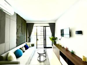 een woonkamer met een bank en een tv bij Moon homestay, apartment Hue in Hue