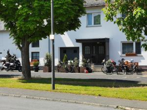 un edificio bianco con biciclette parcheggiate di fronte di Haus Isabella a Lutzerath
