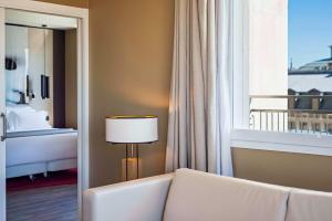 A bed or beds in a room at NH Collection Madrid Suecia Még 37 kép