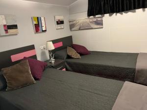 ein Hotelzimmer mit 2 Betten und einem Sofa in der Unterkunft A casa da charca in Puentecesures