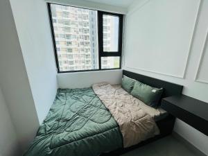 een bed in een kleine kamer met een raam bij Moon homestay, apartment Hue in Hue