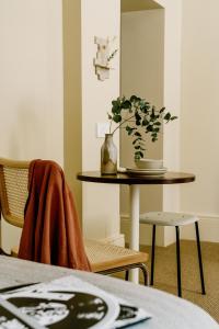 einen Tisch mit einer Topfpflanze darüber in der Unterkunft Mason & Fifth, Primrose Hill in London