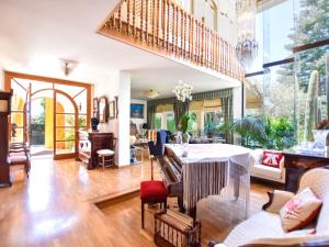 sala de estar amplia con mesa y sillas en Villa Can Joan by Interhome en Lloseta