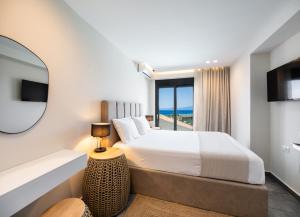 een hotelkamer met een bed en een spiegel bij Dom in Lefkada +12 foto's