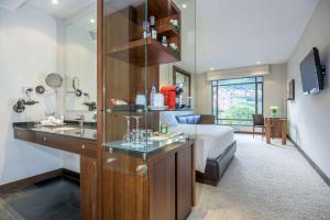 een hotelkamer met een bed, een wastafel en een badkamer bij NH Collection Bogota Hacienda Royal in Bogota