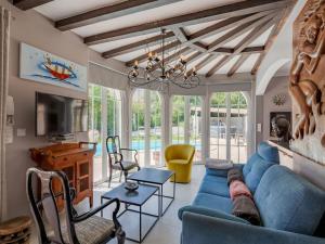 サント・マキシムにあるHoliday Home Villa Bindouletto by Interhomeのリビングルーム(青いソファ、椅子付)