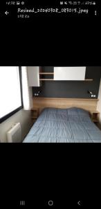 una camera da letto con un letto e una finestra di Vacances contis plage a Saint-Julien-en-Born