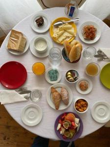una mesa blanca con platos de comida. en Le Nicchie luxury rooms, en Lecce