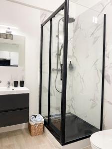 a bathroom with a shower and a toilet and a sink at Les Cerisiers RdC Lumineux, Jardin, Terrasse in Baisieux