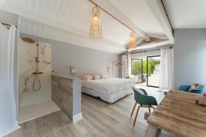 Schlafzimmer mit einem Bett, einer Dusche und einem Tisch in der Unterkunft Le Cabanon de Modène in Modène + 22 Fotos