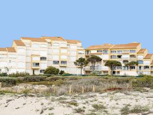 un edificio de apartamentos con una playa frente a él en Apartment Mykonos-2 by Interhome, en Port Leucate