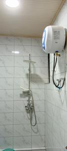 łazienka z prysznicem. w obiekcie VENUS APARTMENT Kigali w mieście Kigali