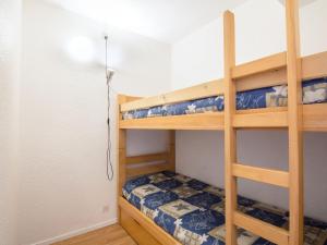 ein Schlafzimmer mit zwei Etagenbetten in einem Zimmer in der Unterkunft Apartment Pegase Phenix-35 by Interhome in Le Corbier