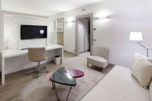 阿薩哥的住宿－NH米蘭會議中心酒店，带沙发和电视的客厅