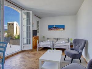- un salon avec un lit et une porte coulissante en verre dans l'établissement Apartment Hameau la Madrague-8 by Interhome, à La Madrague