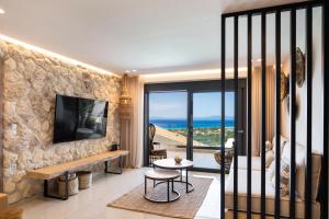 een hotelkamer met uitzicht op de oceaan bij Dom in Lefkada