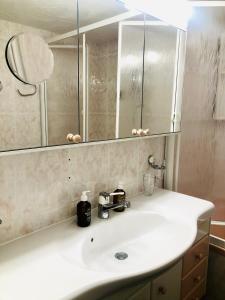 薩斯費的住宿－克里斯蒂酒店，浴室设有白色水槽和镜子