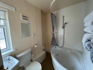 łazienka z wanną, toaletą i umywalką w obiekcie Blue Boar Inn w mieście Atherstone