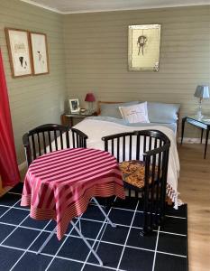 una camera da letto con un letto con un tavolo e due sedie di Schwalbennest a Uetersen Altre 12 foto