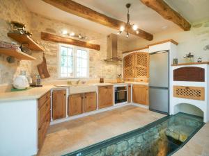 Η κουζίνα ή μικρή κουζίνα στο Holiday Home Moulin de Rabine by Interhome