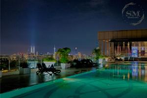 クアラルンプールにあるDorsett Residences Hartamasの夜の屋上スイミングプール