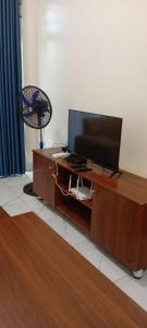 biurko z telewizorem i krzesłem w pokoju w obiekcie VENUS APARTMENT Kigali w mieście Kigali