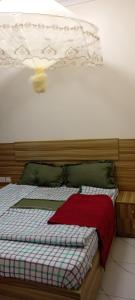 sypialnia z łóżkiem z czerwonym kocem w obiekcie VENUS APARTMENT Kigali w mieście Kigali