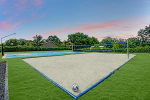 un campo da pallavolo in un parco con un pallone da calcio di Luxurious Estate 8BR w Heated POOL & GAMEROOM a Davie