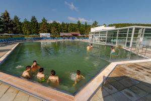 Bazén v ubytování Apartmány Zaky nebo v jeho okolí + 31 fotografií