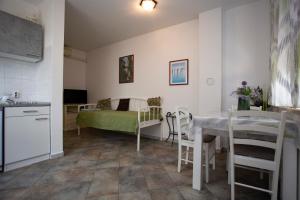 cocina y comedor con mesa en Apartments Ina & Ika, en Rovinj