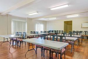 une pièce vide avec des tables et des chaises dans l'établissement Travelodge by Wyndham Lynwood, à Lynwood