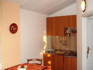 mała kuchnia ze stołem i zlewem w obiekcie Apartment Novi by Interhome w mieście Krnica