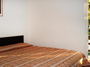 sypialnia z łóżkiem w białym pokoju w obiekcie Apartment Novi by Interhome w mieście Krnica