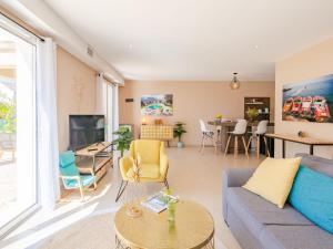 Χώρος καθιστικού στο Holiday Home Villa Julia by Interhome