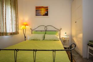 1 dormitorio con 1 cama con colcha verde en Apartments Ina & Ika, en Rovinj