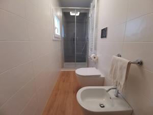 A bathroom at Palazzo Pinto B&B