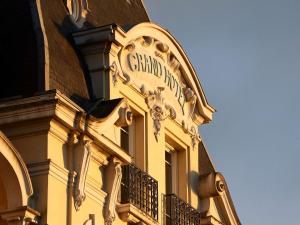un bâtiment avec un panneau sur son côté dans l'établissement Le Grand Hotel de Cabourg - MGallery Hotel Collection, à Cabourg