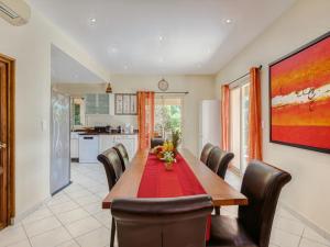 una sala da pranzo con un lungo tavolo e sedie di Villa Villa I Tre Fratelli by Interhome a Pianottoli-Caldarello Altre 29 foto