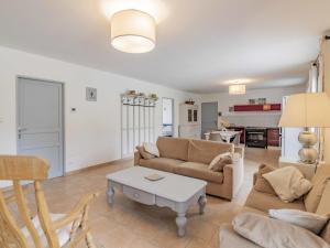 una sala de estar con un sofá y una mesa en Holiday Home L' amandier by Interhome, en Saint-Didier