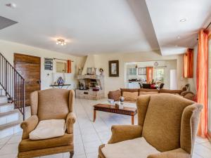 un soggiorno con divani e un tavolo di Villa Villa I Tre Fratelli by Interhome a Pianottoli-Caldarello