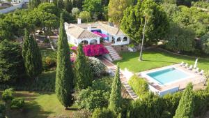 Bazén v ubytovaní La Ciruela - Villa paisible jardin de 5000m2 piscine chauffée et vue sur mer alebo v jeho blízkosti