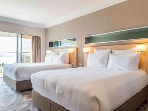 Postel nebo postele na pokoji v ubytování Novotel Wollongong Northbeach