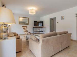 una sala de estar con un sofá y una mesa en Holiday Home L' amandier by Interhome, en Saint-Didier