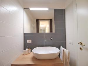 A bathroom at Palazzo Pinto B&B